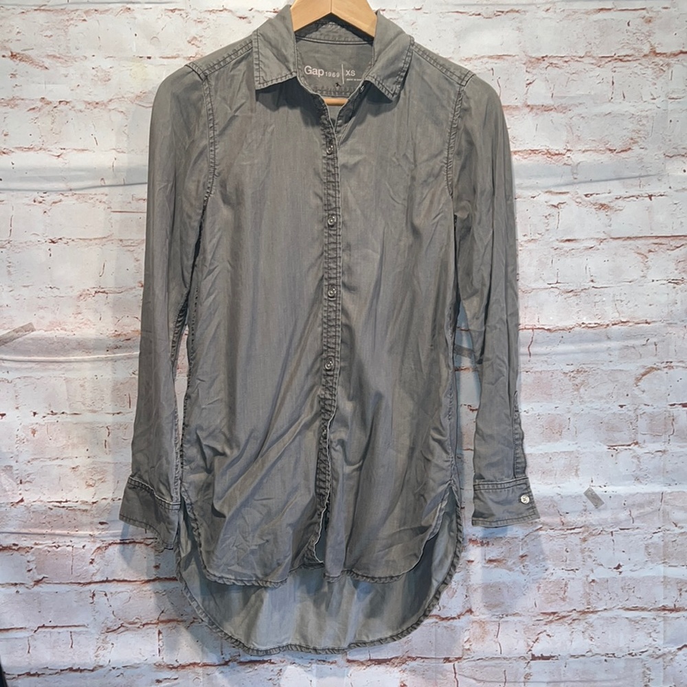 Gap gray lightweight shirt XS button down collared neck cuffs hi low hem loose